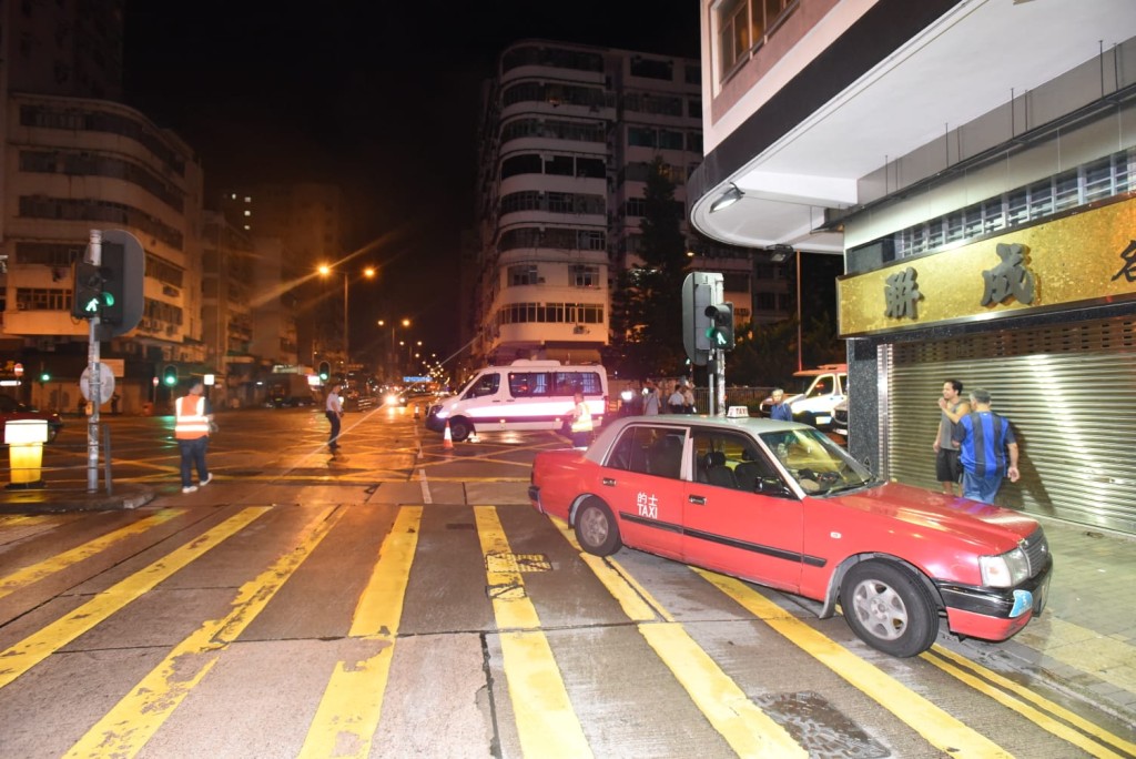 深水埗警車撞的士。