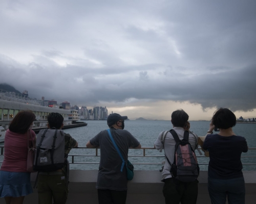天文台預料本港地區今日短暫時間有陽光,稍後有驟雨及幾陣狂風雷暴。