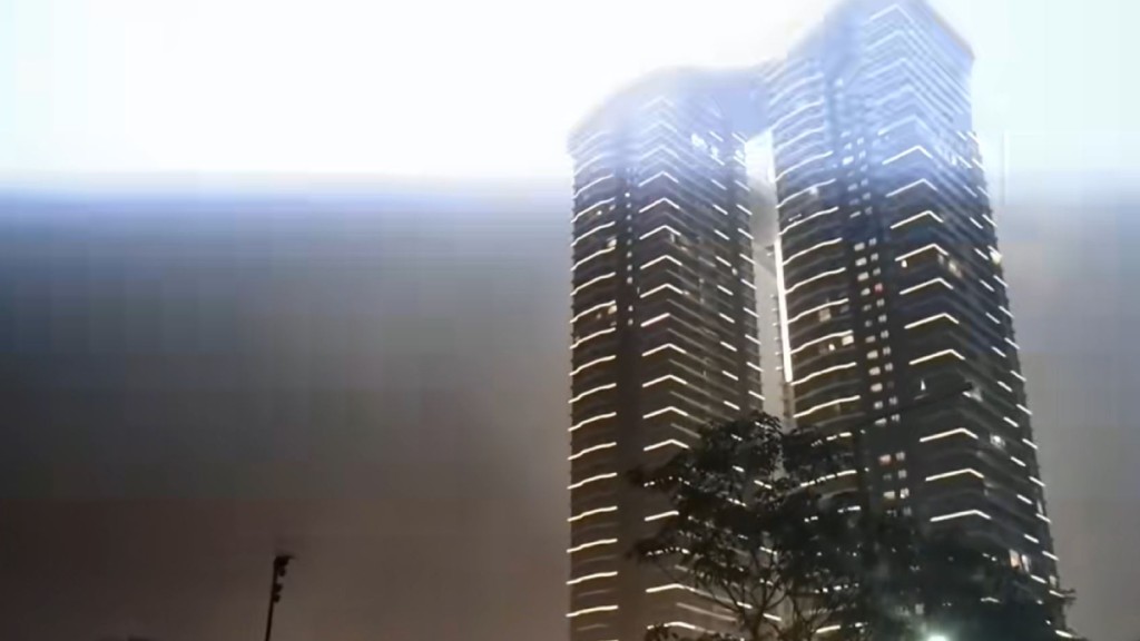 閃電劃破黑夜。抖音@减肥不到145斤不改名字 閃電劃破黑夜。抖音@减肥不到145斤不改名字