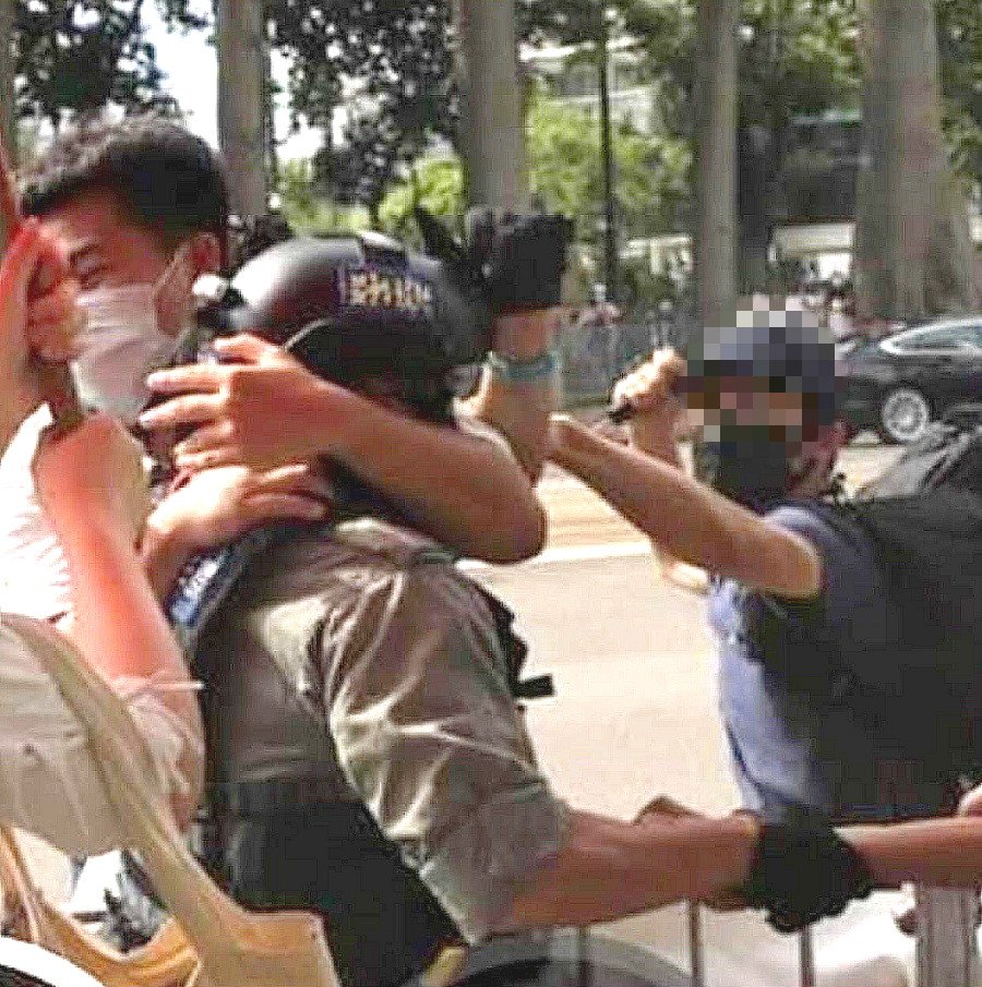 一名防暴警察在天后被人用刀刺傷。網上圖片