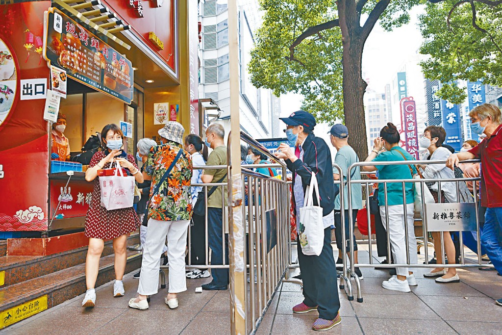 臨近中秋，上海民眾排隊購買月餅。