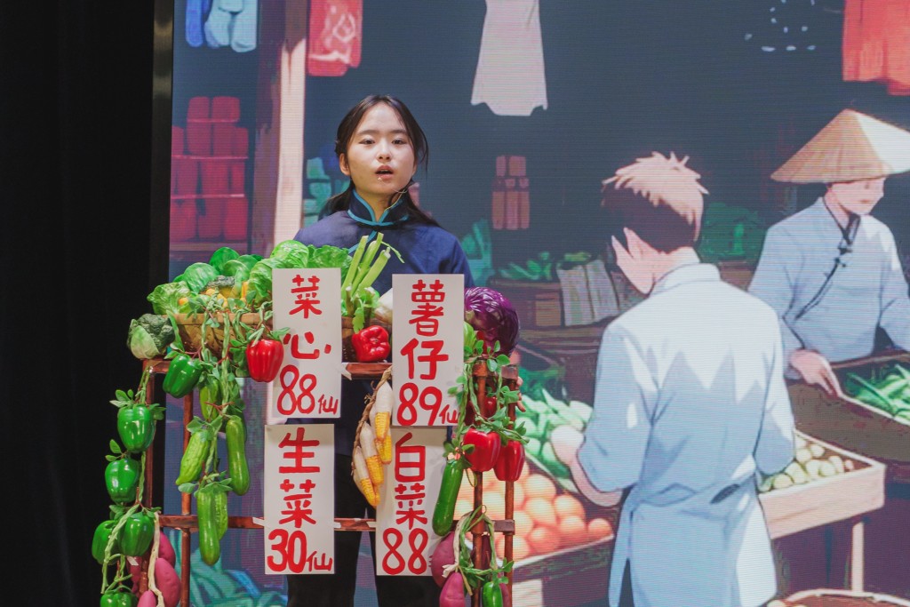 此原創全英語音樂劇以 50 年代為背景，舞台設計與道具均以當時社會風貌為藍本。（圖片來源：慕光英文書院）