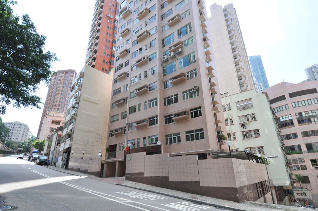 跑马地丰和苑低层复式A室，实用面积约1267方呎，以2000万沽出。
