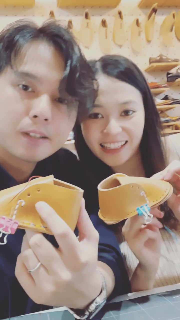 何佩珉与丈夫早前一起亲手制作鞋仔给BB。