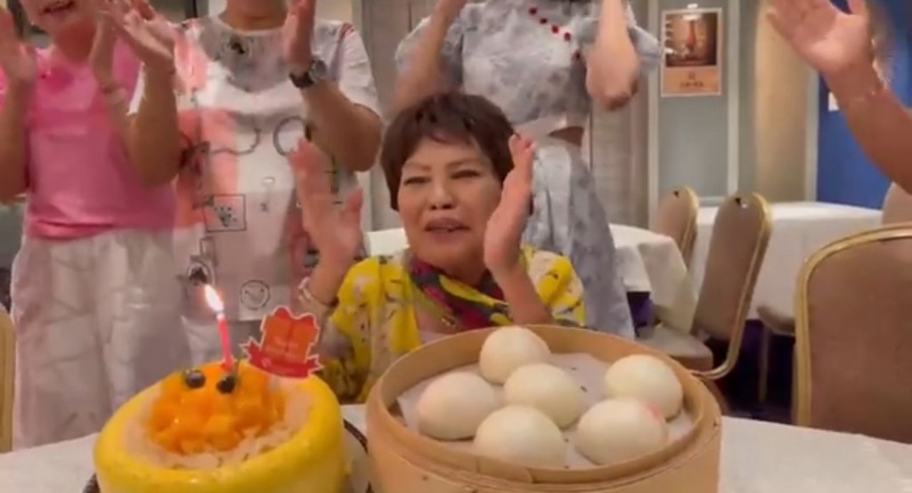 拍手唱生日歌。