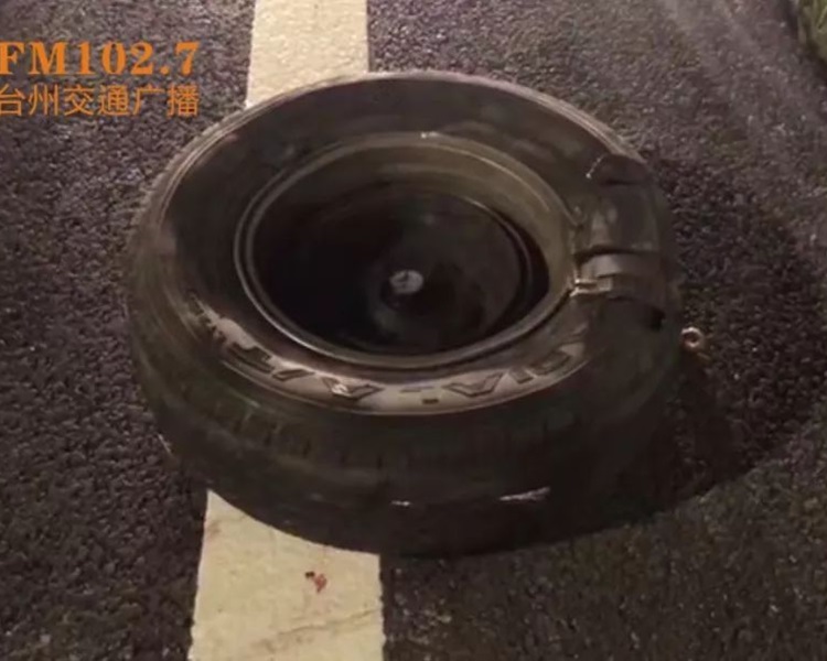 貨車有輪子掉落。網圖