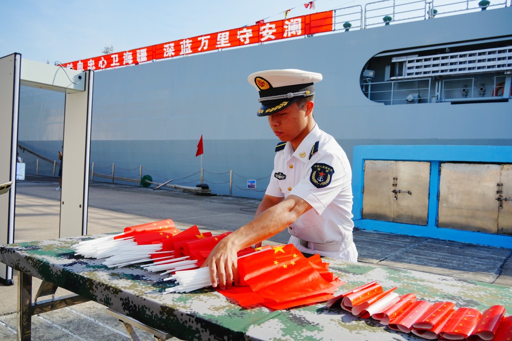 艦員正整理國旗。