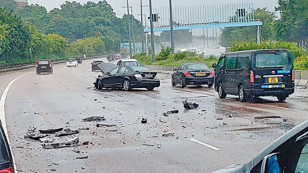 ■另一宗意外涉及兩車相撞，可見零件四散一地。