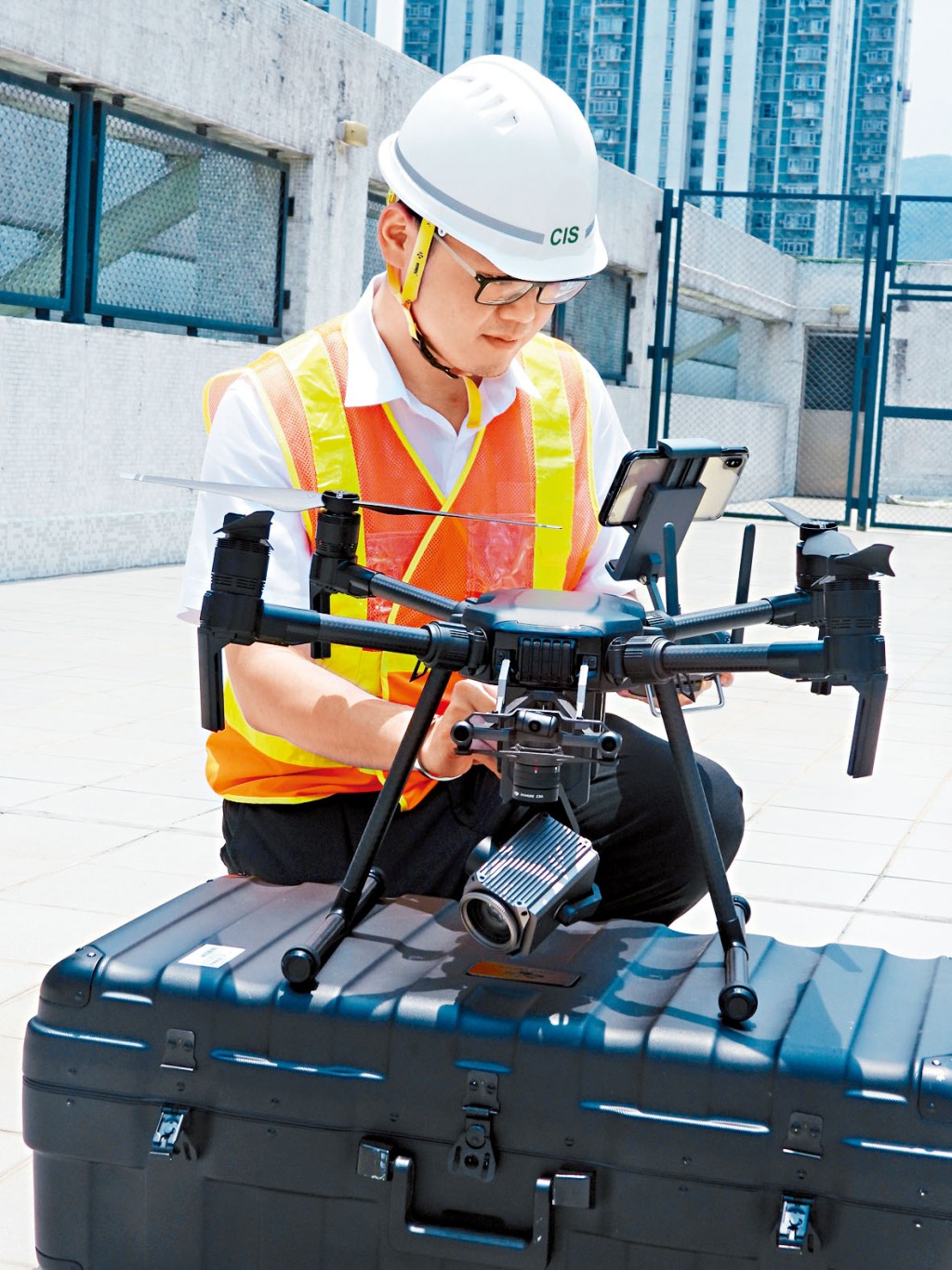 富城集團屬下管理的物業早已運用無人機技術檢查及偵測大廈外牆,降低高空作業風險,顯著提升工作效率。 富城集團屬下管理的物業早已運用無人機技術檢查及偵測大廈外牆,降低高空作業風險,顯著提升工作效率。