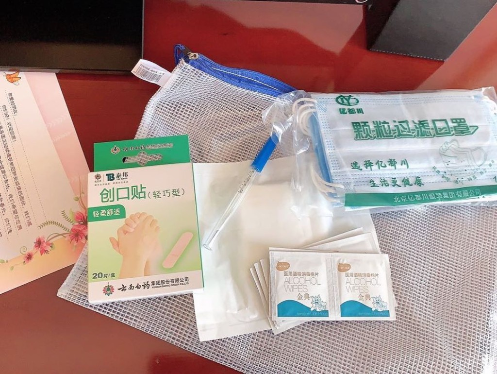 防疫包內有口罩、消毒紙巾、膠布和探熱針等。