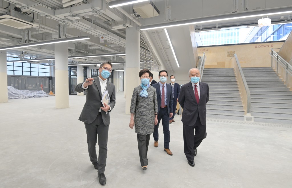 林鄭月娥到訪中環街市,了解市建局在該處進行活化項目的進度。