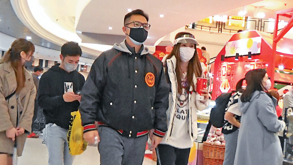 夫妻恩愛
■Marie同薛嘉麟結婚10年，Marie有時都會向老公撒嬌，呢日離開超市都主動拖老公。