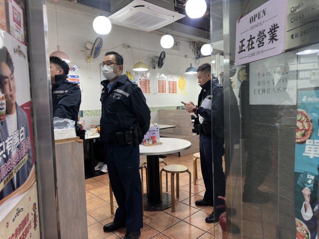 警員翻查閉路電視片段。