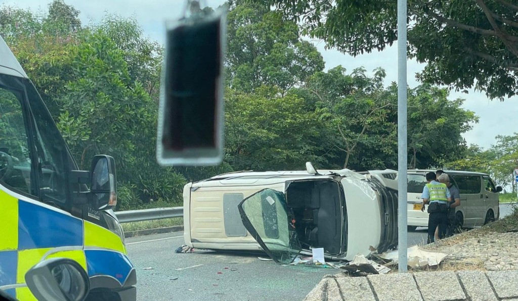 一輛白色七人車撞壆翻側。網上圖片