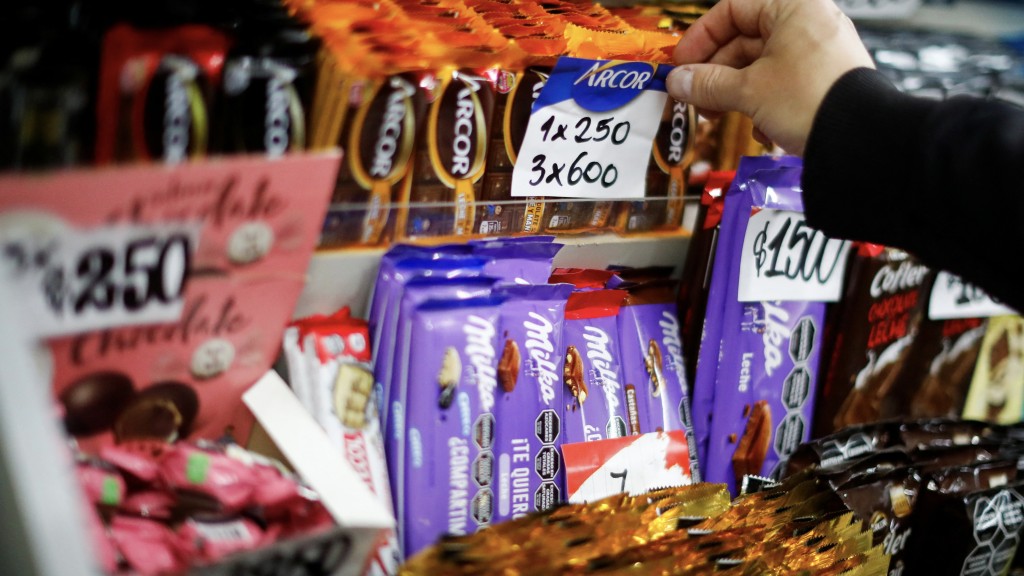 披索大贬值后，布宜诺斯艾利斯一家杂货店随即加价，换新价钱牌。 路透社