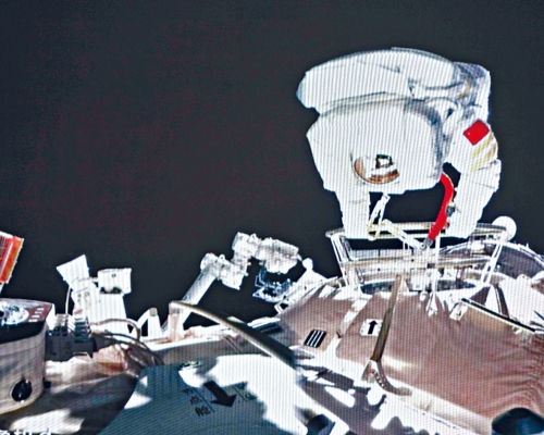 ■王亚平出舱，成为中国首位出舱女太空人。