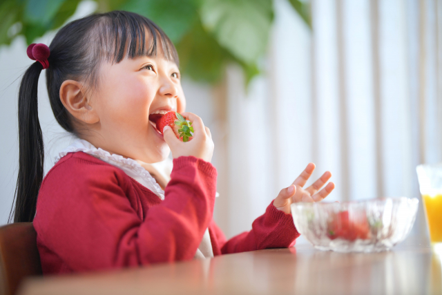 與孩子分享食物的營養價值，讓他們了解健康飲食的重要性。（資料圖片/圖片來源：PhotoAC）