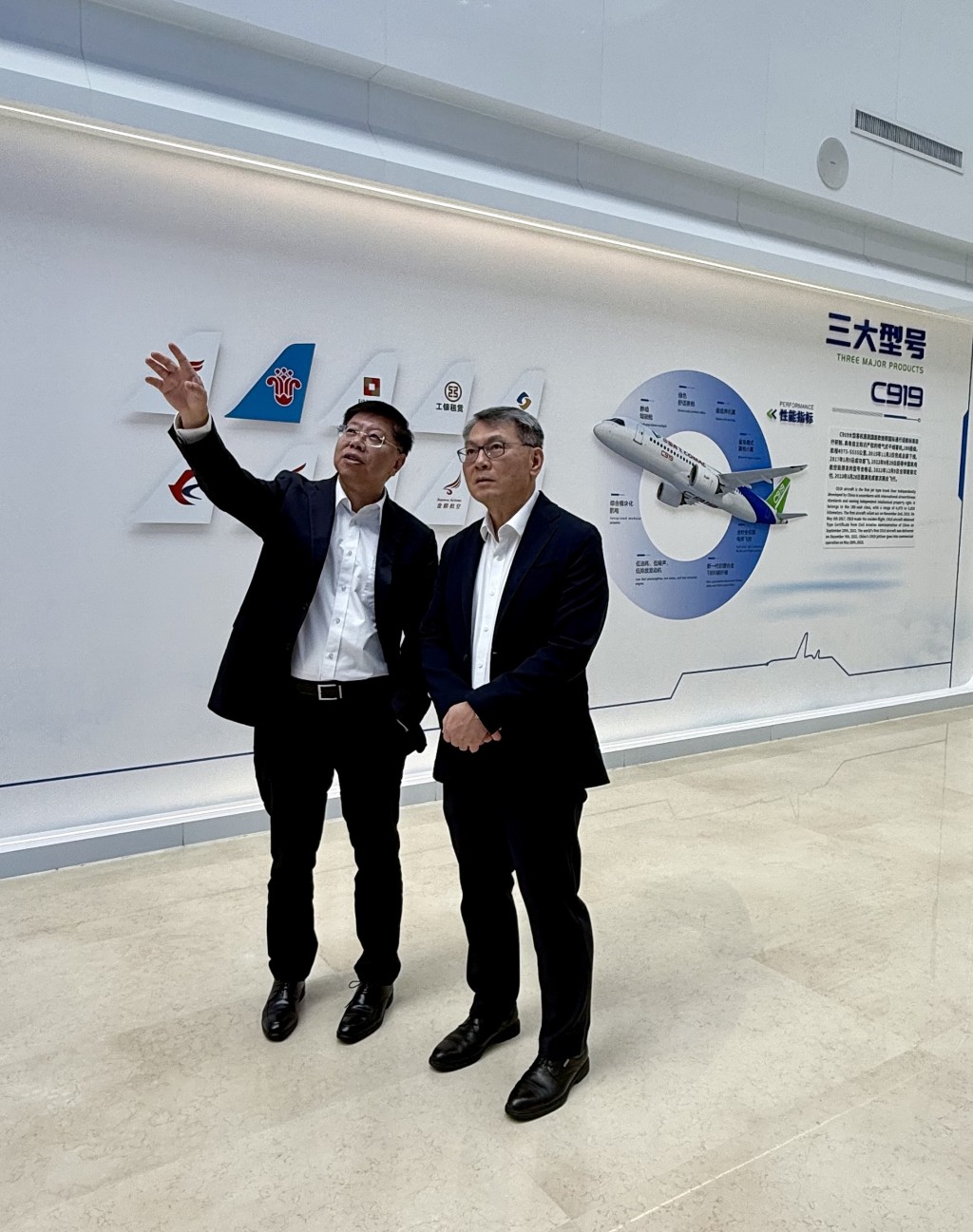 廖志勇(右)聽取中國商飛北研中心主任錢仲焱(左)介紹中國航空業的創新技術及發展趨勢。 廖志勇(右)聽取中國商飛北研中心主任錢仲焱(左)介紹中國航空業的創新技術及發展趨勢。