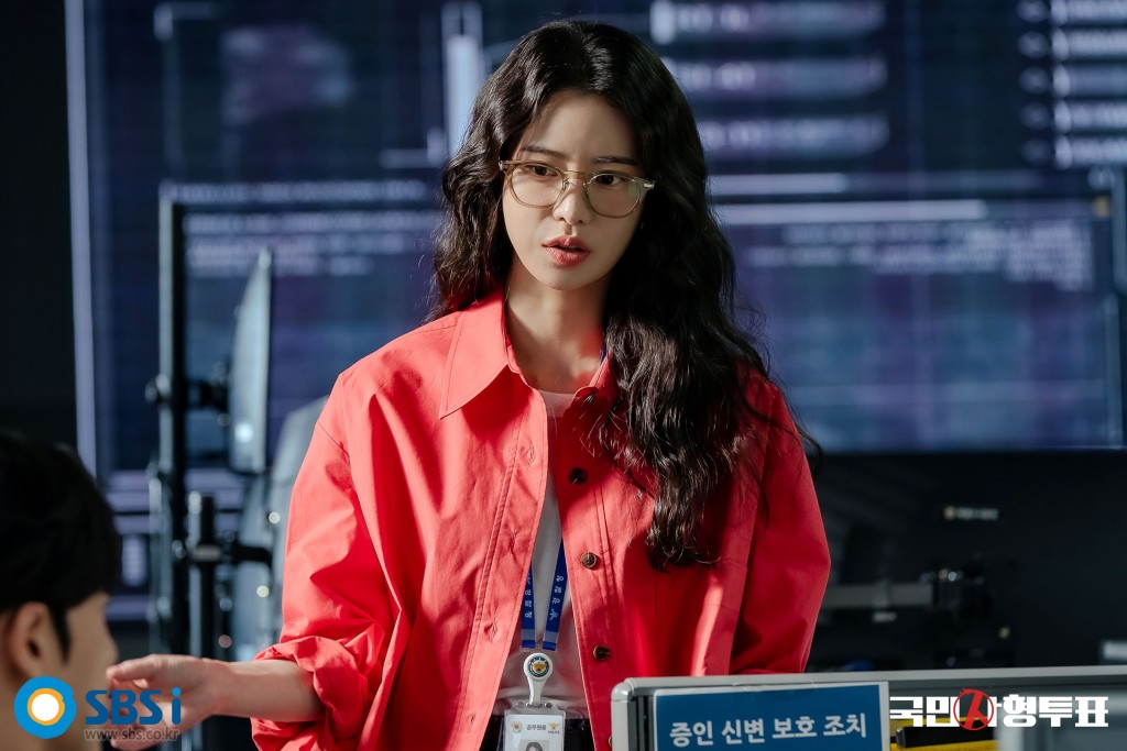 林智妍饰演年约20岁的朱玄，警政署网络搜查队五年资历警卫。