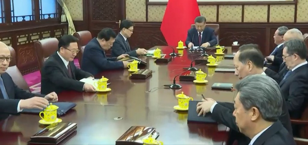 國家主席習近平接見特首李家超，國務院總理李強（右排最前方者）亦有出席。港台畫面截圖