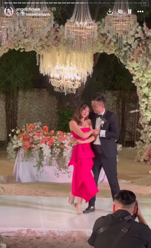 周佩婷又換了一件桃紅色短裙與老公跳舞。