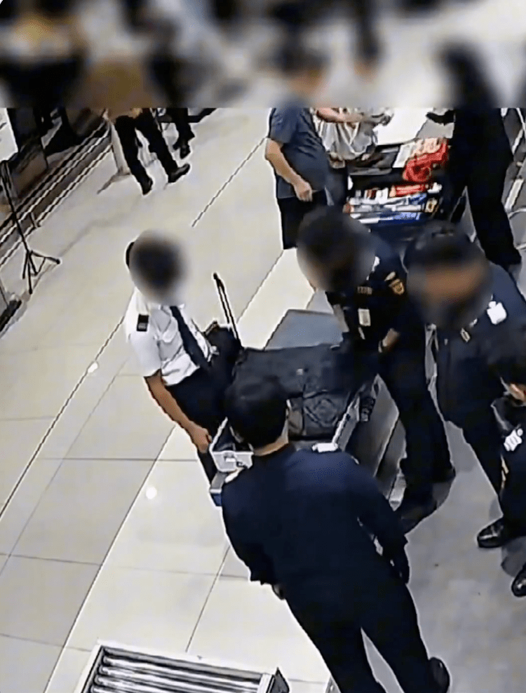 机师被关员要求打开行李箱后,海关人员很容易便在中间的拉链间格内搜出毒品。 机师被关员要求打开行李箱后,海关人员很容易便在中间的拉链间格内搜出毒品。
