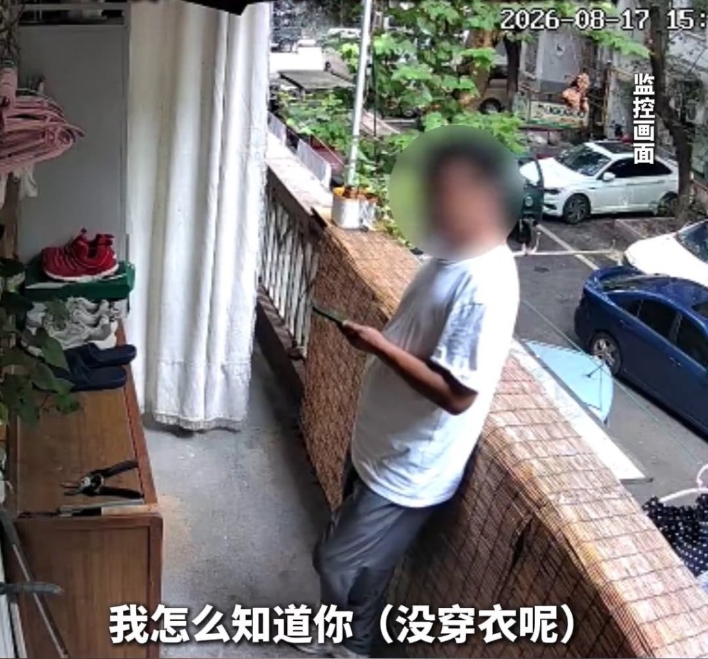 快递员未有预先通知,便推门入屋。《大河报》 快递员未有预先通知,便推门入屋。《大河报》
