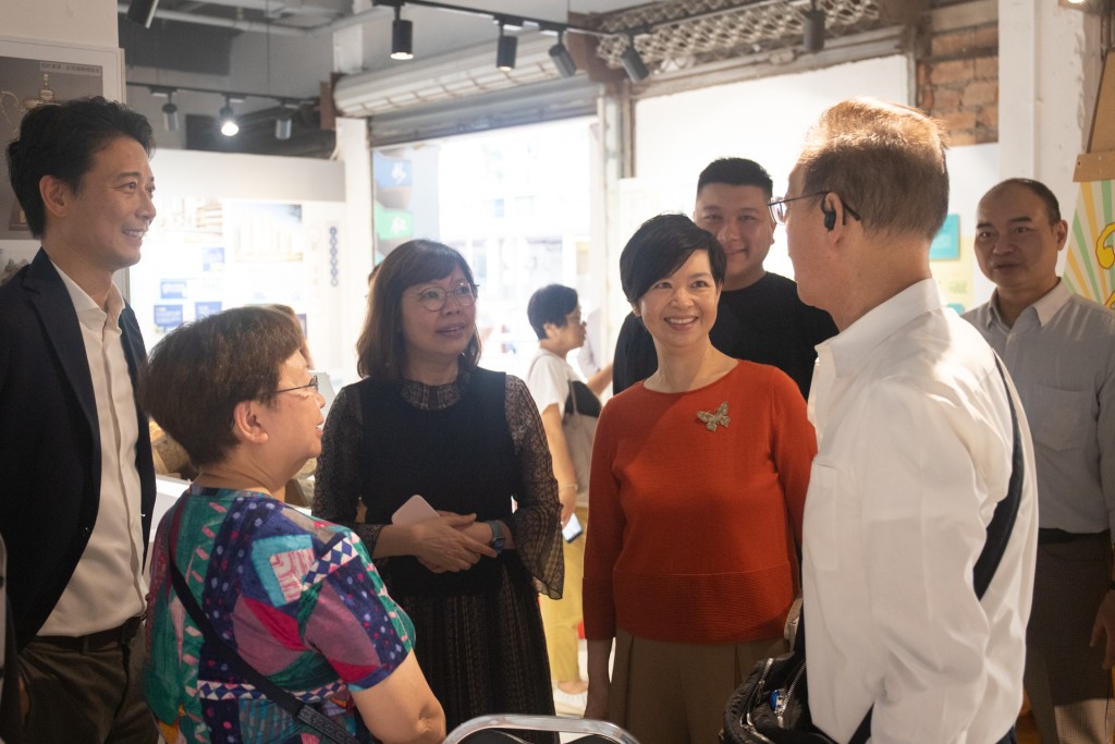 何永賢與區議員到「彩虹生活館」與街坊交流。