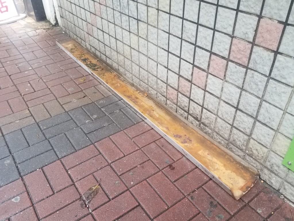 飛脫的招牌底部鐵塊，長6尺闊6吋。 歐陽偉光攝