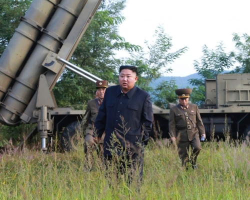 朝中社:金正恩再指導超大型火箭炮試射。AP
