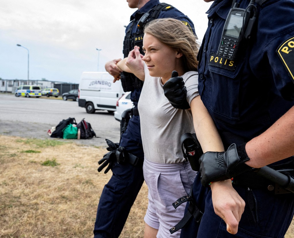 瑞典環保少女6月19日在瑞典的石油運輸港抗議，結果遭警方強行帶走。路透社