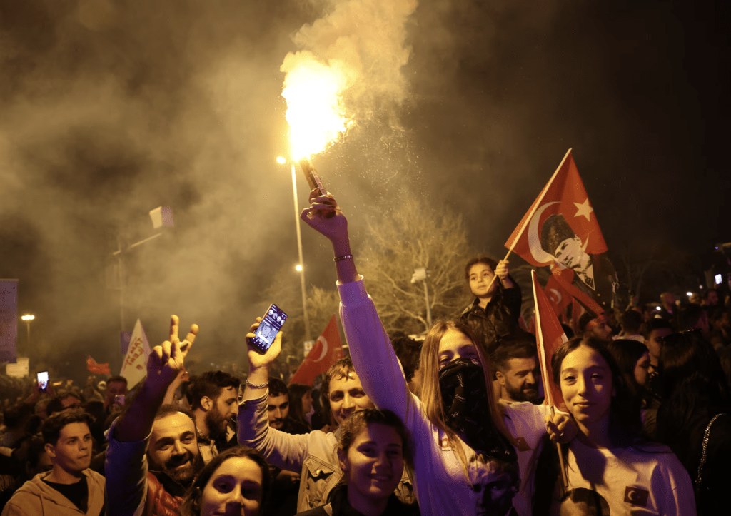 伊斯坦布尔市长伊马姆奥卢的支持者在庆祝胜选。路透社