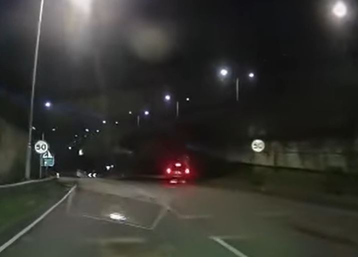 私家車失事前司機一度急煞，車尾燈亮起。fb香港突發事故報料區Bosco Chu片截圖