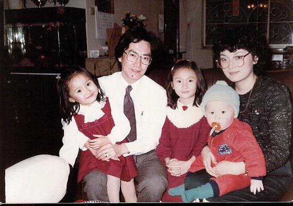 陈贝儿（左）童年时与知名演唱会监制父亲陈永镐、母亲、胞姊、弟弟影全家福。