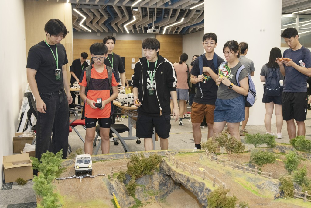 機電工程署透過工作坊、職業分享及在職影子活動,建立由科技啟蒙到升學及職涯探索的人才培育路徑。 機電工程署透過工作坊、職業分享及在職影子活動,建立由科技啟蒙到升學及職涯探索的人才培育路徑。