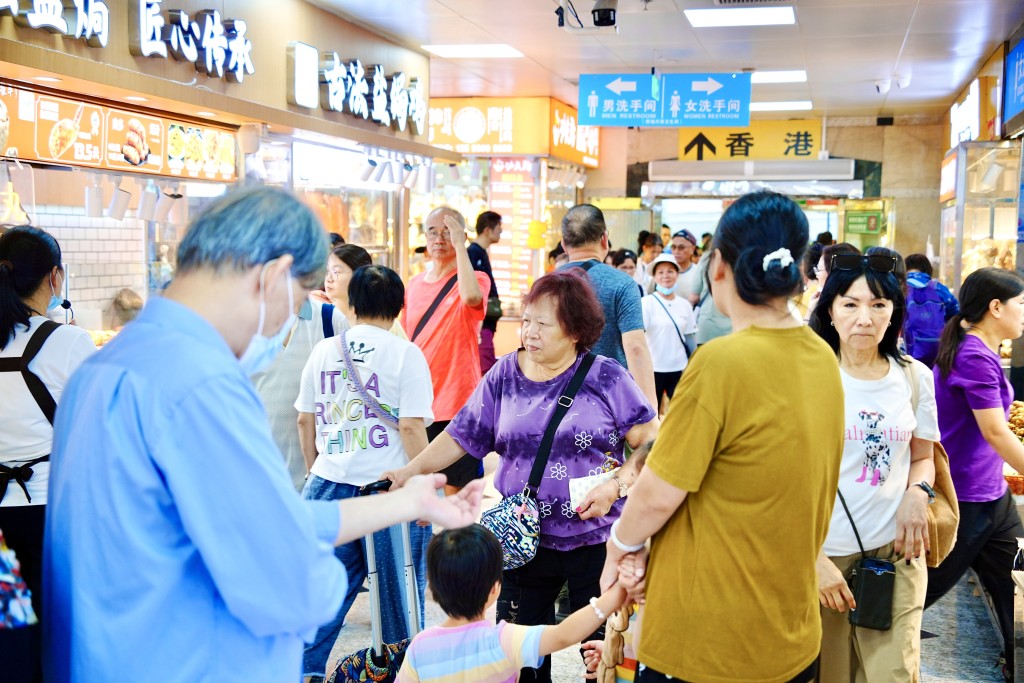 不少店舖門庭若市。 不少店舖門庭若市。
