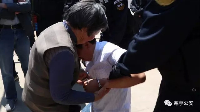 他在母亲面前下跪,二人泣不成声。