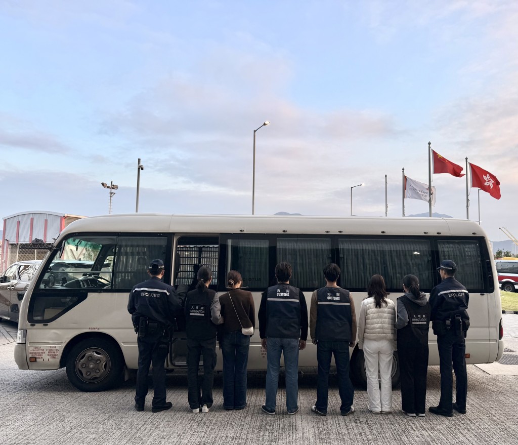 海關聯同入境處及警方於亞洲博覽館附近採取聯合執法行動，打擊流動小販售賣侵權物品、非法勞工及非法兜售演唱會門票活動。政府新聞處圖片