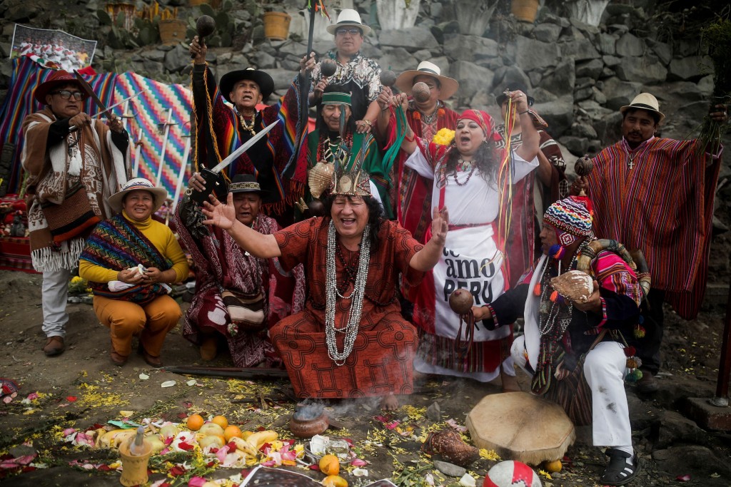 秘鲁巫医齐集首都利马的山区，向世杯附对手澳洲落咒。Reuters