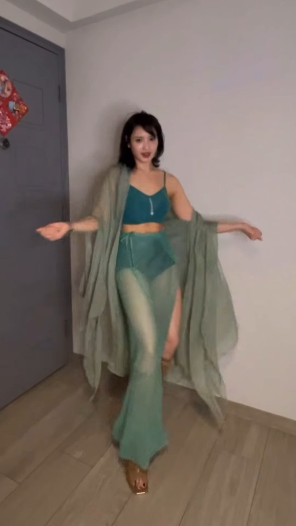 林佑蔚在家中大跳火辣舞蹈。