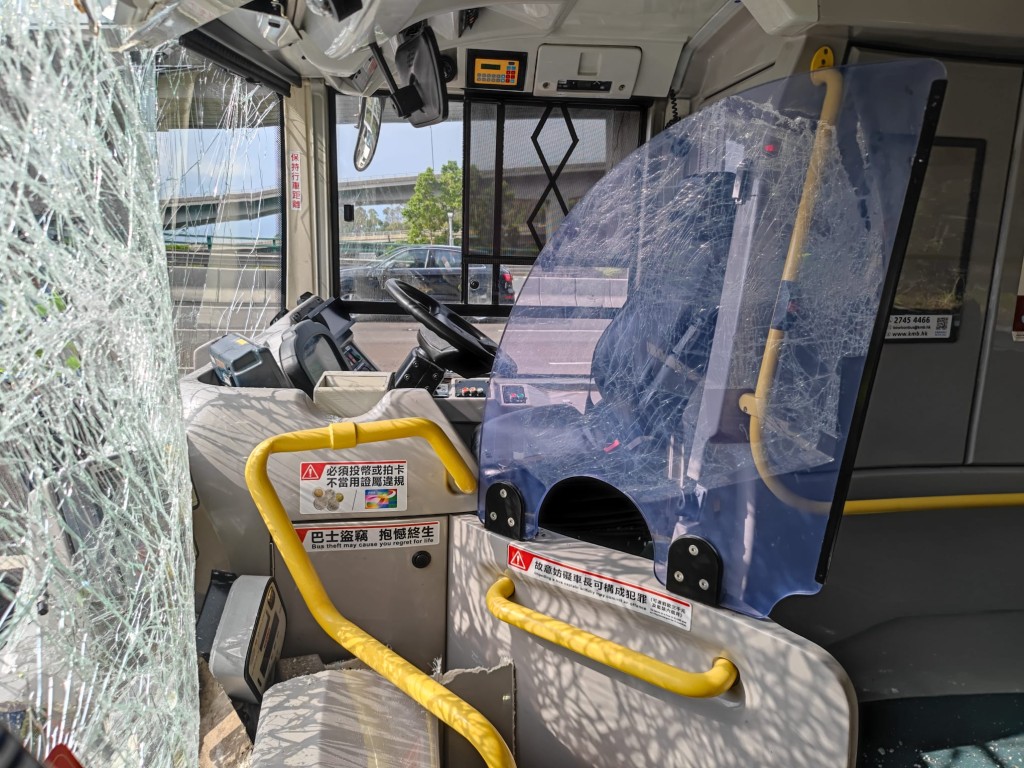 巴士车厢损毁，车头挡风玻璃破裂。梁国峰摄