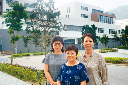 文理書院（九龍）校長歐陽惠賢（中）指，新校舍貫徹環保理念，除以太陽能發電外，亦安裝雨水收集系統用以灌溉。