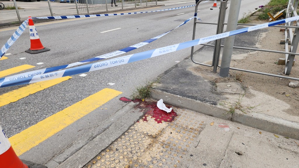 馬路旁遺下大灘鮮血。黎志偉攝 馬路旁遺下大灘鮮血。黎志偉攝