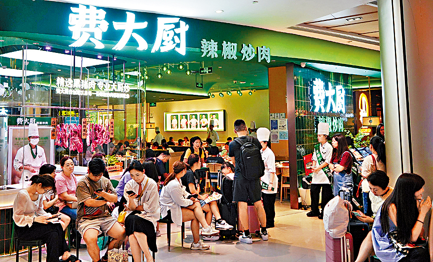 金光華廣場的食肆,在晚膳時段「逼爆」,門口排長龍。