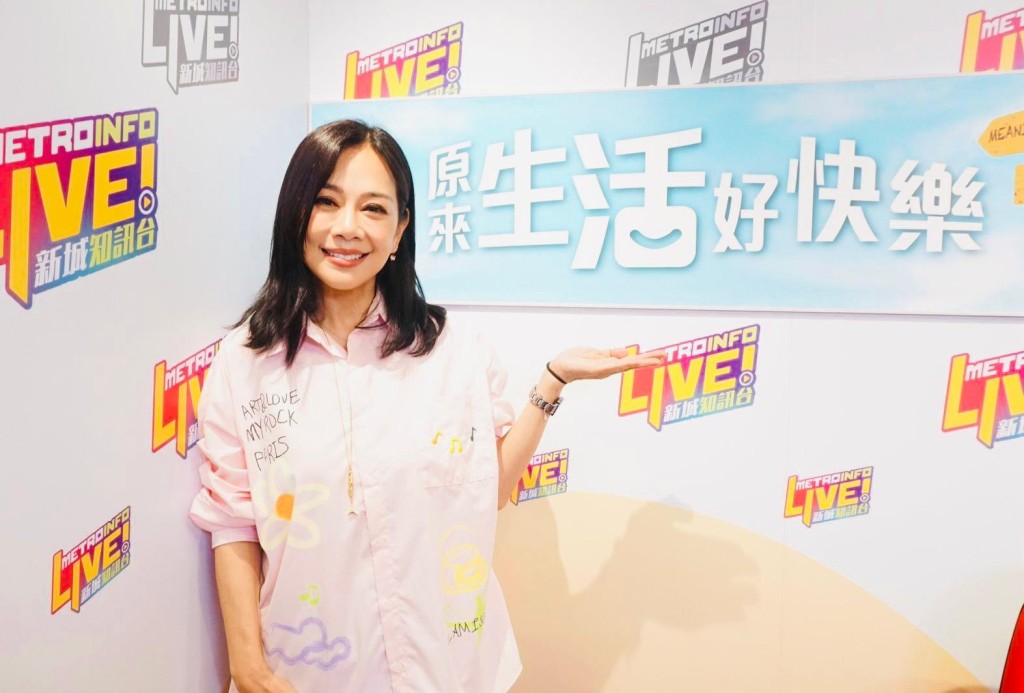 松松到電台接受訪問,分享首日派台的最新歌曲《松伶》。 松松到電台接受訪問,分享首日派台的最新歌曲《松伶》。