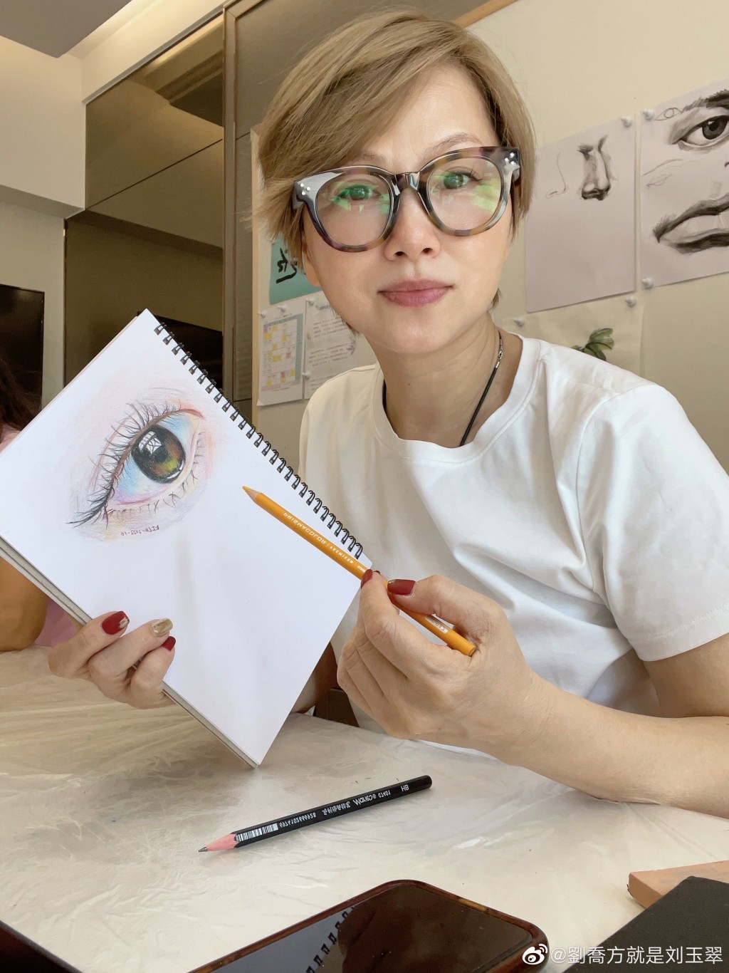 刘玉翠近年爱上绘画，不时在社交网分享画作，画功亦相当不错。