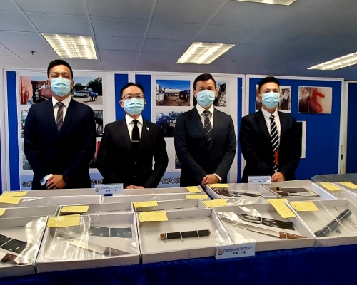 警方展示檢獲的證物。