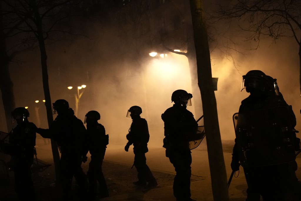 在巴黎第七區的榮軍院，也發生警民衝突，防暴警察向激進分子施放催淚彈，拘捕約30人。AP