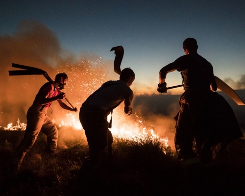 消防員射水灌救及撲打火焰。AP