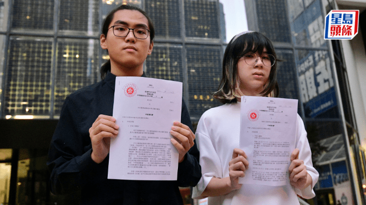中學畢業生黃永熙及林澤駿，各自就母校禁止男生留長髮的校規及處理手法入稟區域法院，提出民事訴訟。